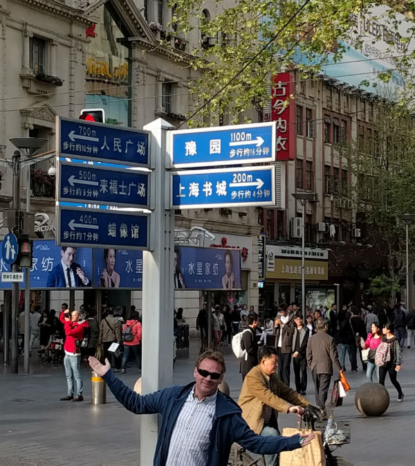 Alex Baar aan het navigeren in Shanghai, het kan wel eens verwarrend zijn