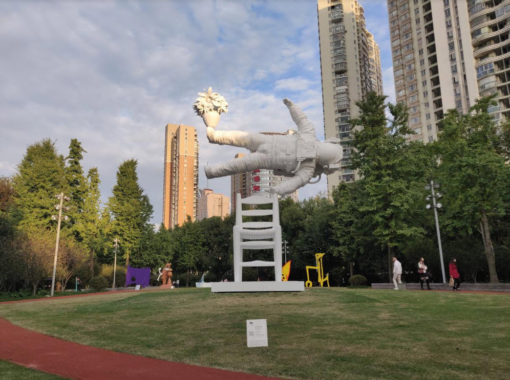 Self portrait of a dreamer sculptuur in Jing An Sculpture park in Shanghai